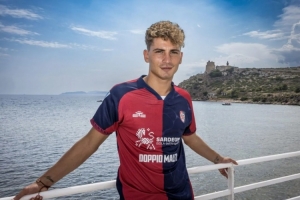 开云-官方：卡利亚里先租后买S-埃斯波西托，据悉价格450万欧＋40%二转