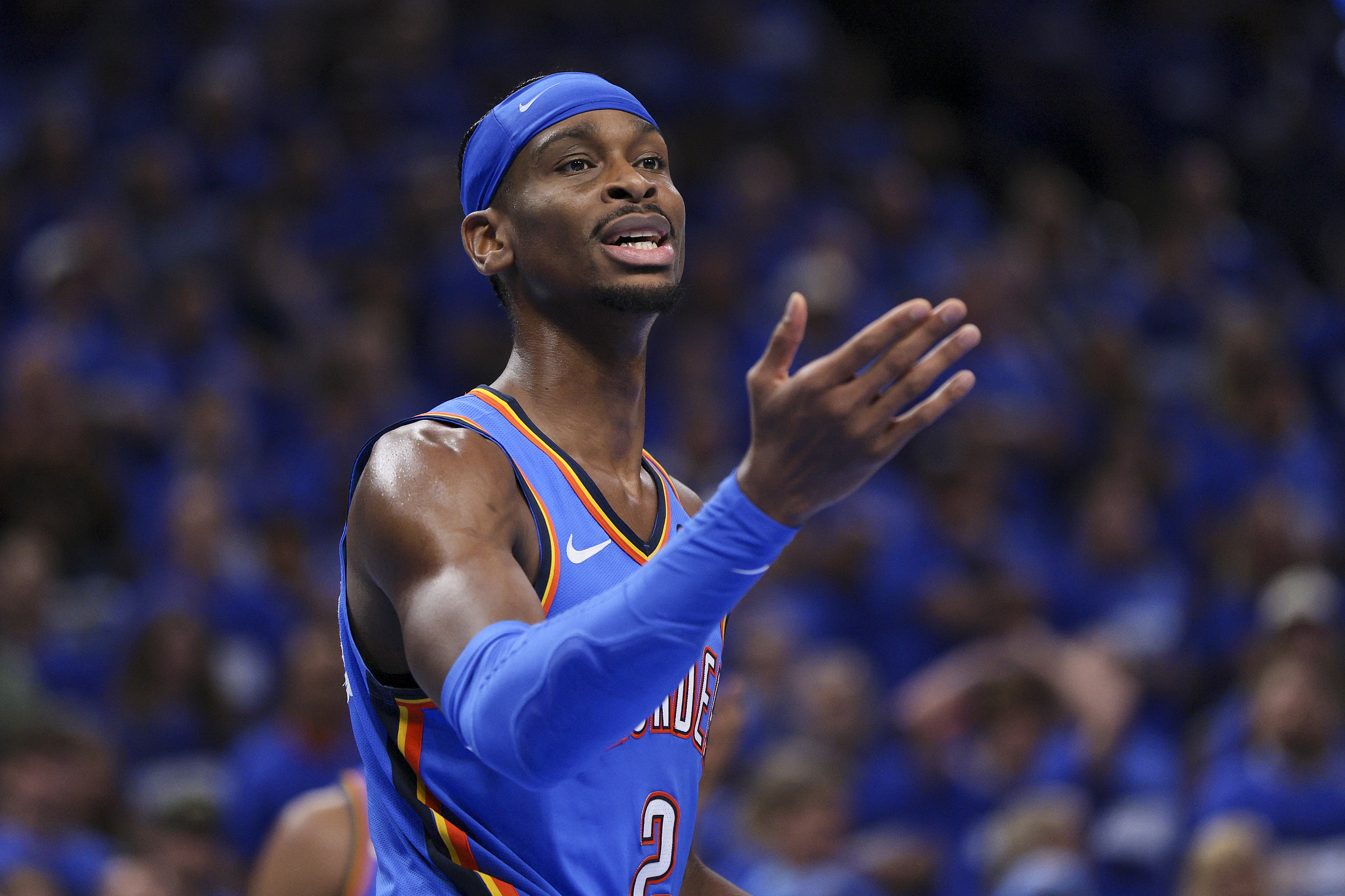 亚历山大返乡参加&amp;quot;SGA粉丝集会日&amp;quot;，球迷为其狂欢打Call