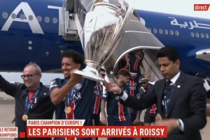 开云体育官网-凯旋归来！巴黎携大耳朵杯抵达法国首都，纳赛尔&amp;马队高举奖杯