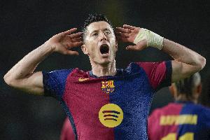 开云-多特蒙德主场球迷狂嘘莱万，不满其首回合对旧主进球后疯狂庆祝