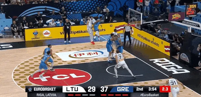 开云注册-缩小分差！拉泽维修斯抢板抛投打进，立陶宛追到6分希腊叫停